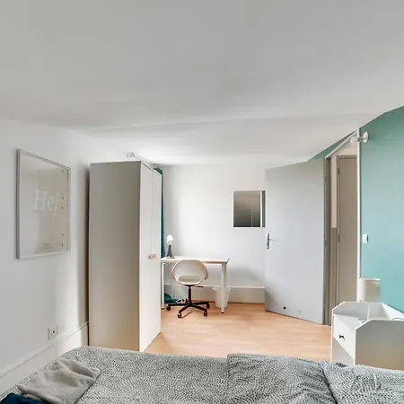 Chic And Spacious Apart With Parking *