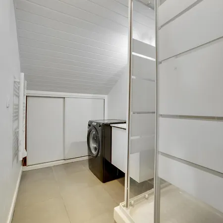 Chic And Spacious Apart With Parking