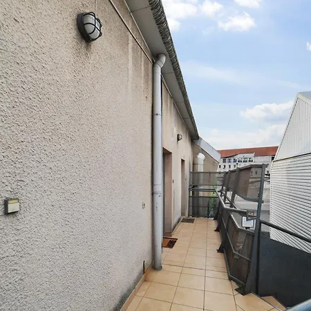 Chic And Spacious Apart With Parking *