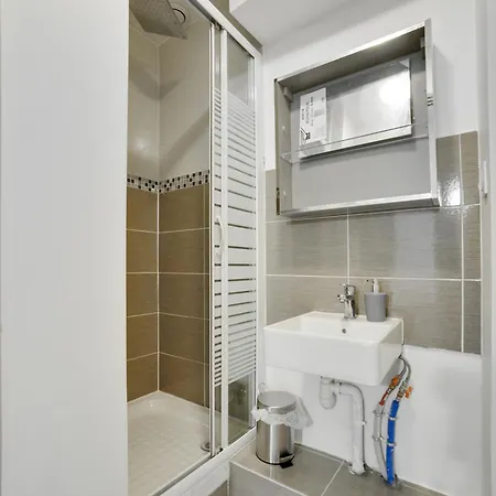 Chic And Spacious Apart With Parking *